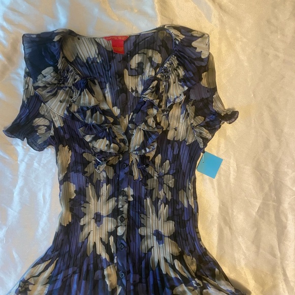 Floral Ruffle Button-Up blouse - Picture 1 of 3